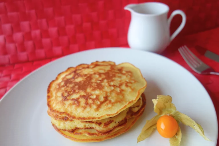 panqueca de banana no prato em cima da mesa